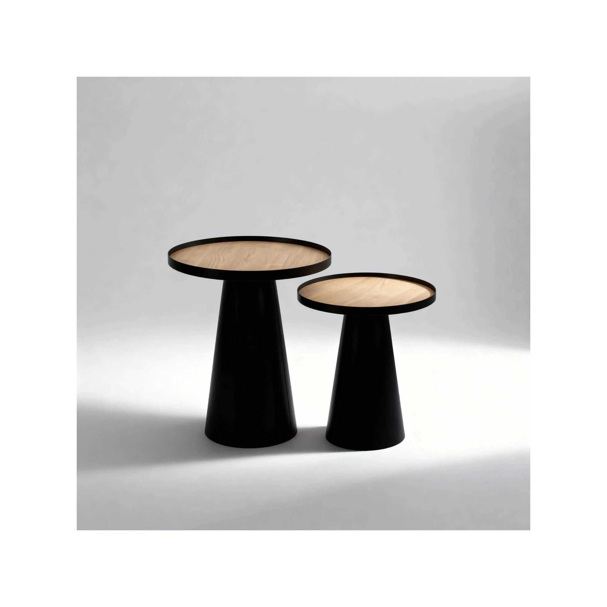 Combo Mesa Lateral Grão – conjunto de 2 mesas com tampo amadeirado e base metálica