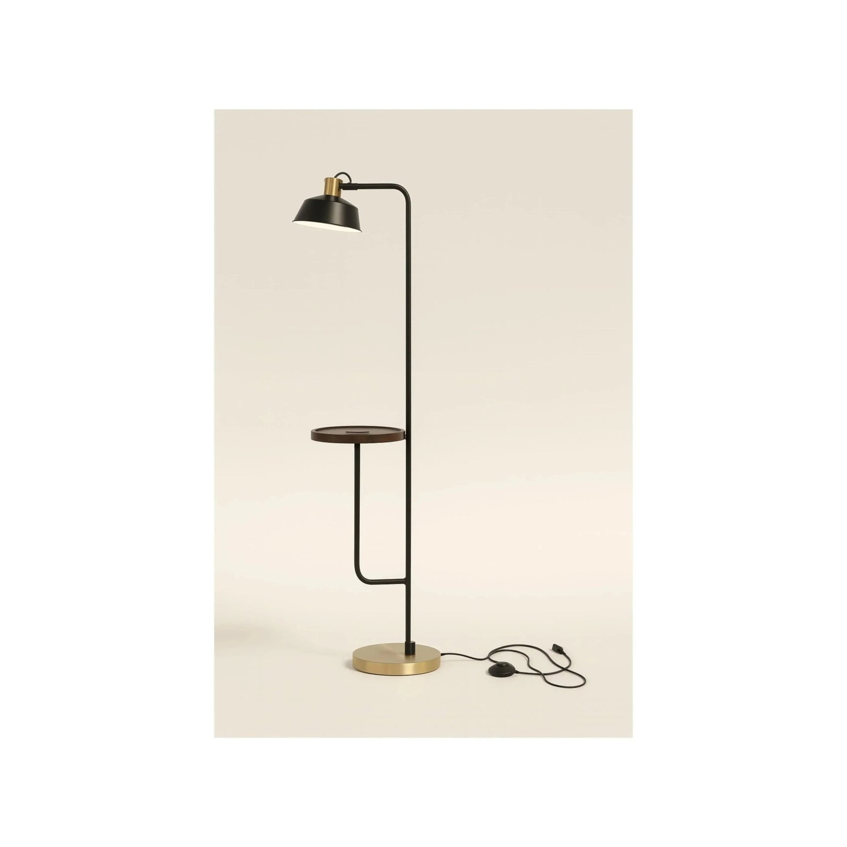 Luminária de piso preta com mesa circular dourada e abajur preto, com cabo