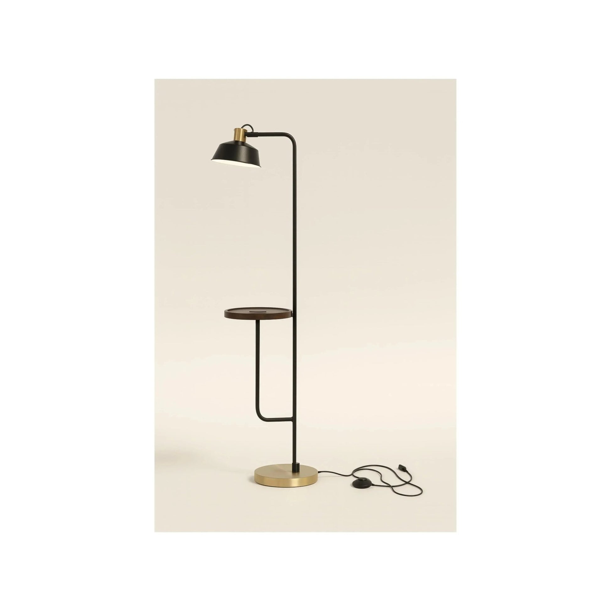 Luminária de piso preta com mesa circular dourada e abajur preto, com cabo