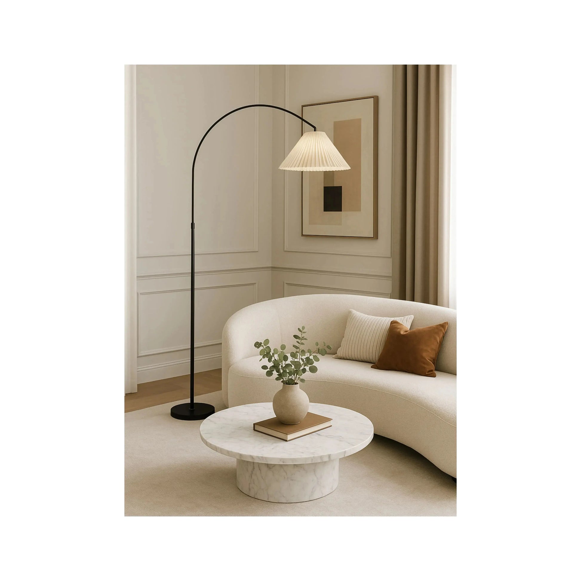 Luminária de Piso Kaori – luminária com cúpula plissada, braço curvo e base em Mármore Nero