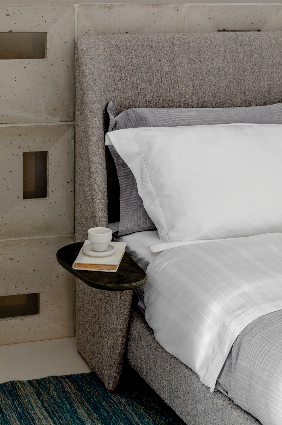 Cama Aura — detalhe da mesa lateral integrada à cabeceira