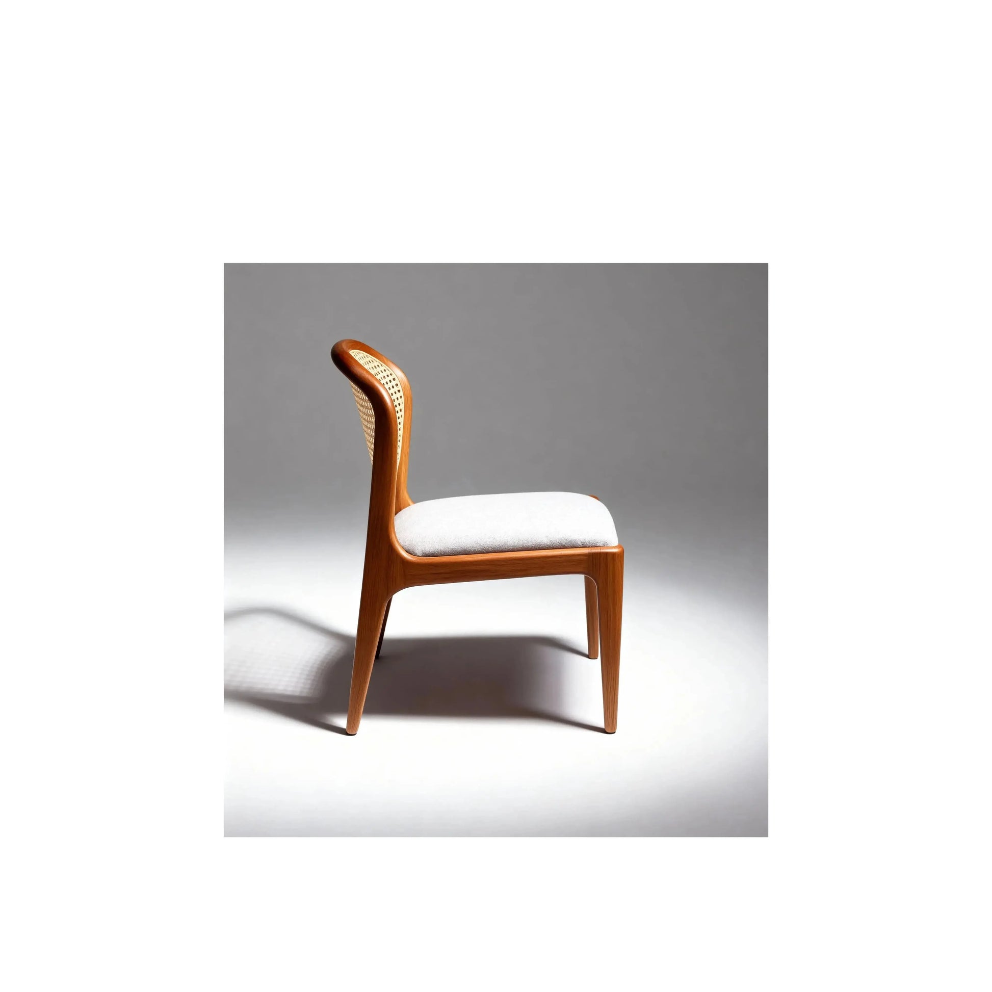 Cadeira Lara – cadeira de jantar minimalista com encosto alto e assento profundo