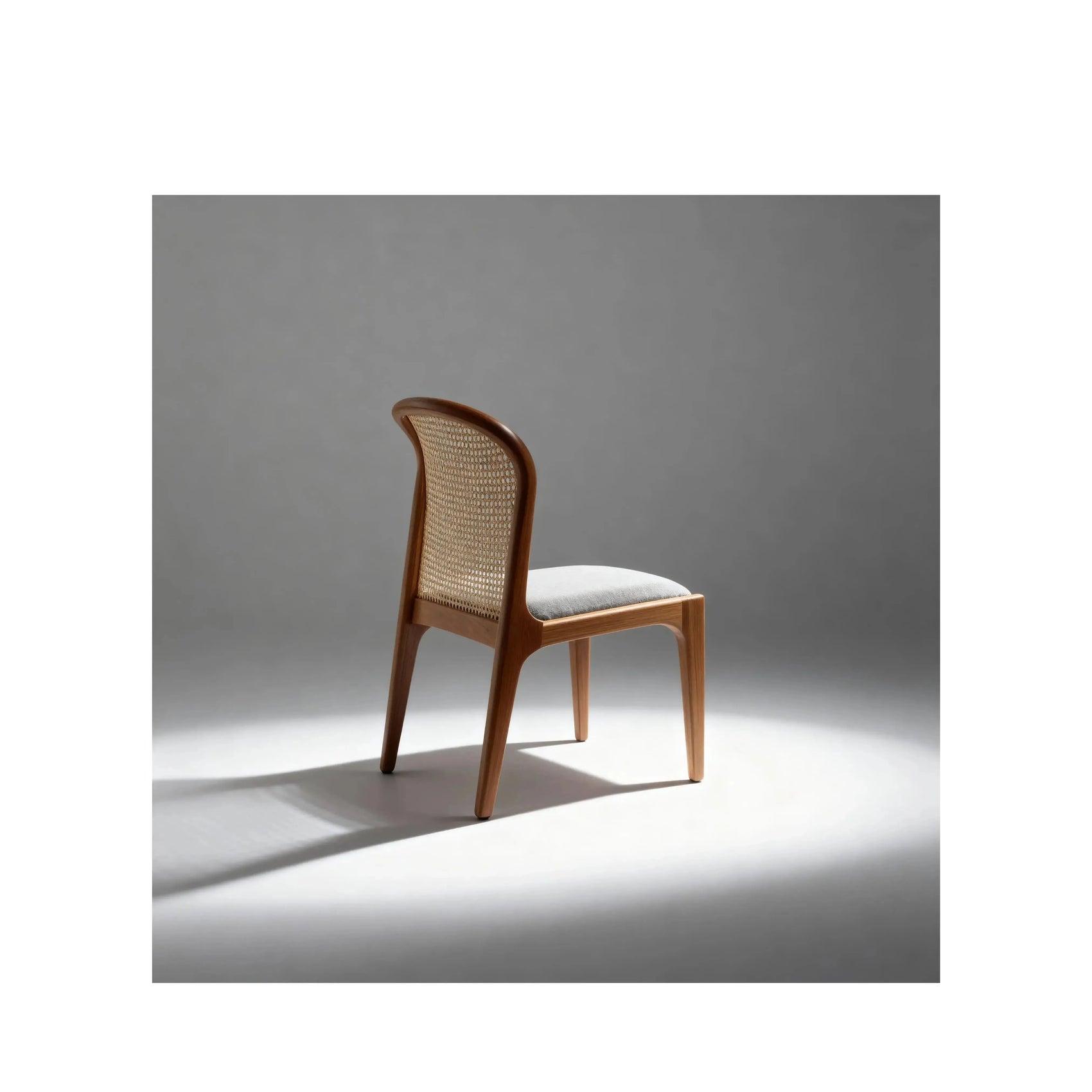 Cadeira Lara – cadeira de jantar minimalista com encosto alto e assento profundo