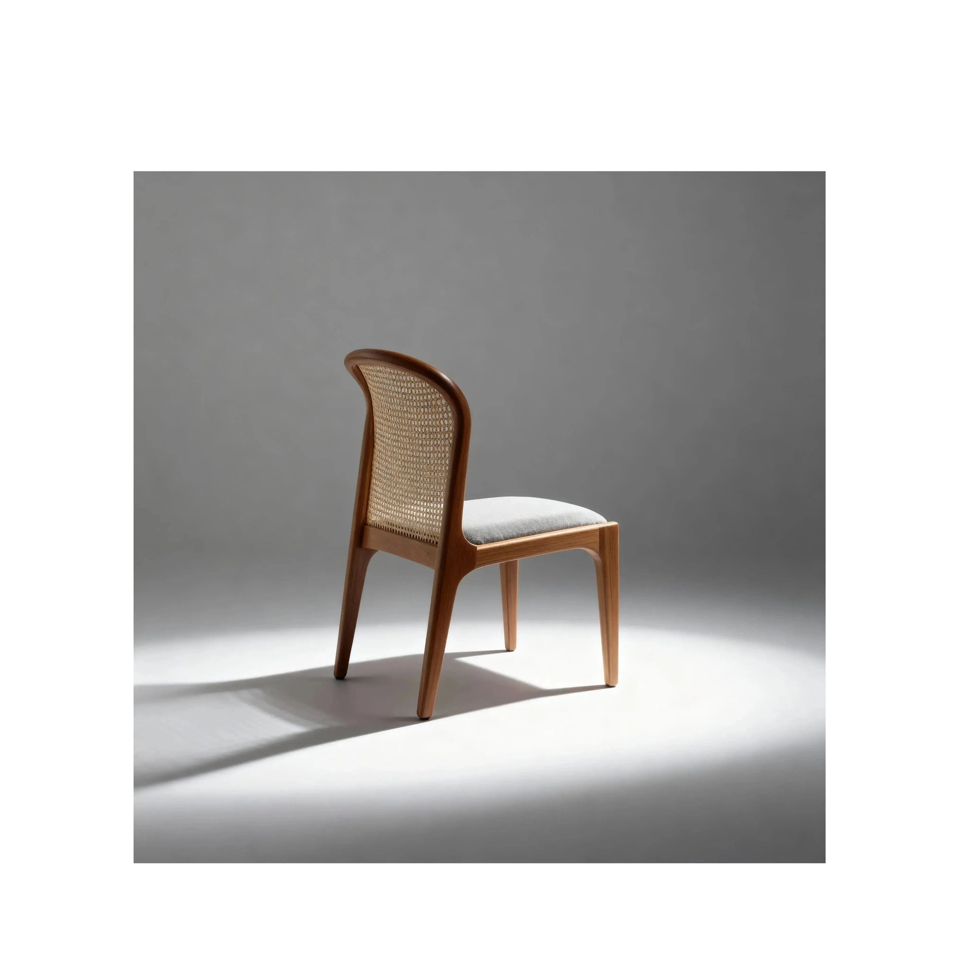 Cadeira Lara – cadeira de jantar minimalista com encosto alto e assento profundo