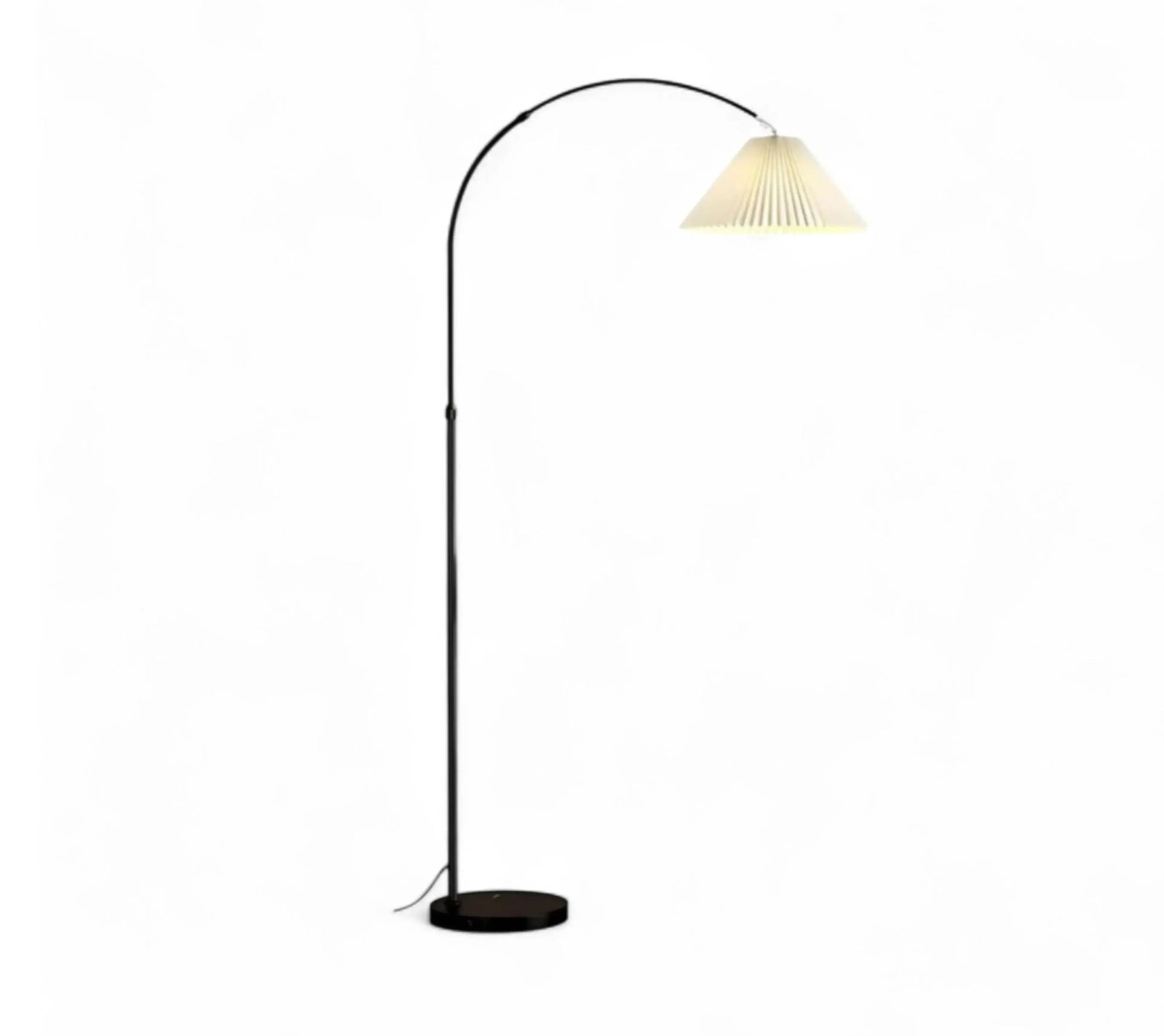 Luminária de Piso Kaori – luminária com cúpula plissada, braço curvo e base em Mármore Nero