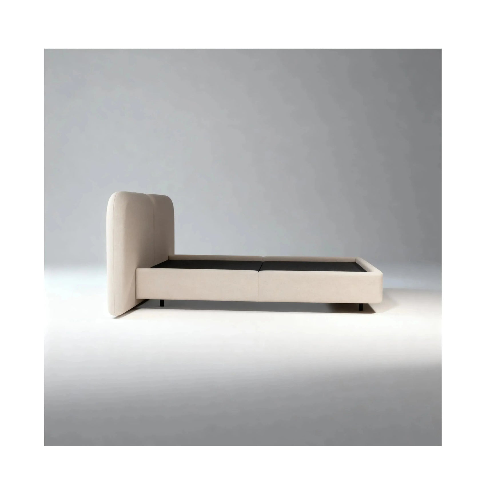 Cama Luna – cama estofada com linhas orgânicas e proporções generosas em linho ou bouclé