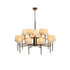 Lustre com 15 braços metálicos e 15 cúpulas de tecido, estilo contemporâneo.
