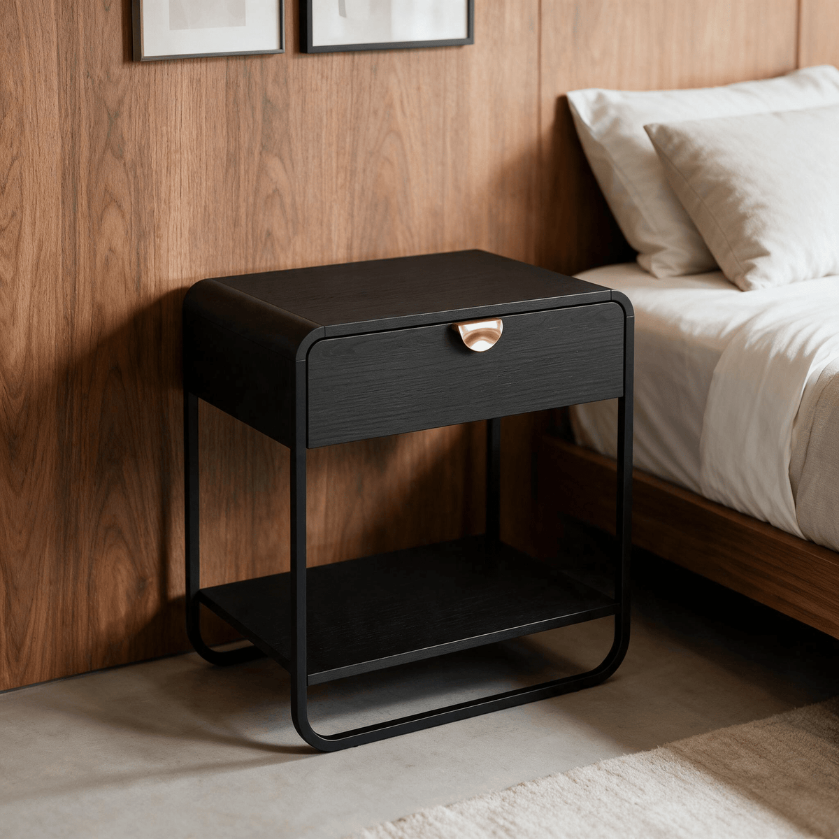Mesa de cabeceira preta em quarto com cama, parede de painel amadeirado e quadros, vista de três quartos