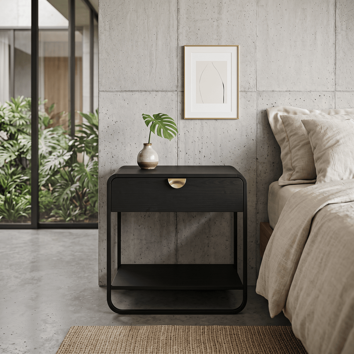 Mesa de cabeceira preta em quarto com parede de concreto, vaso com folha e quadro