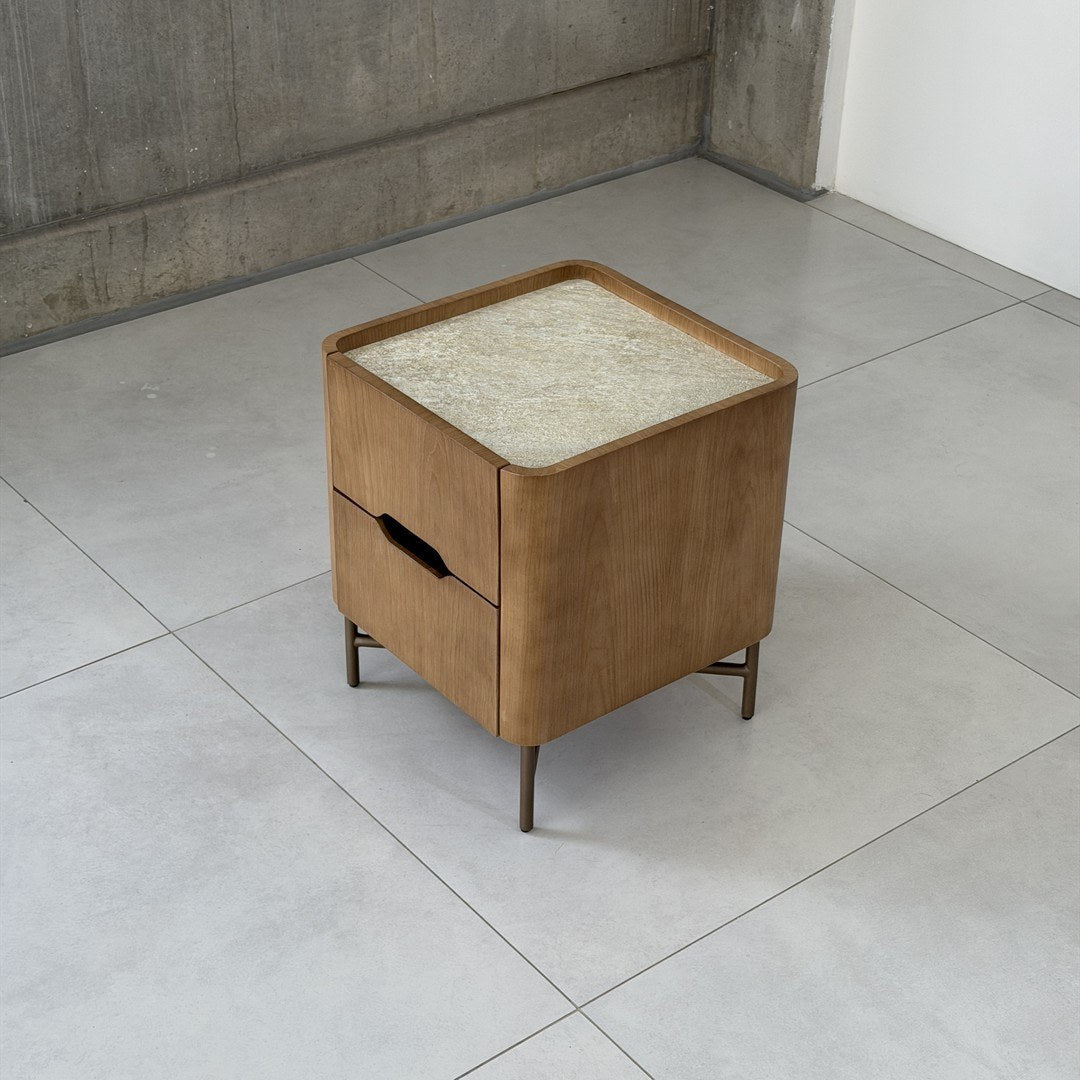 Mesa de cabeceira de duas gavetas com tampo texturizado e pés metálicos, vista superior