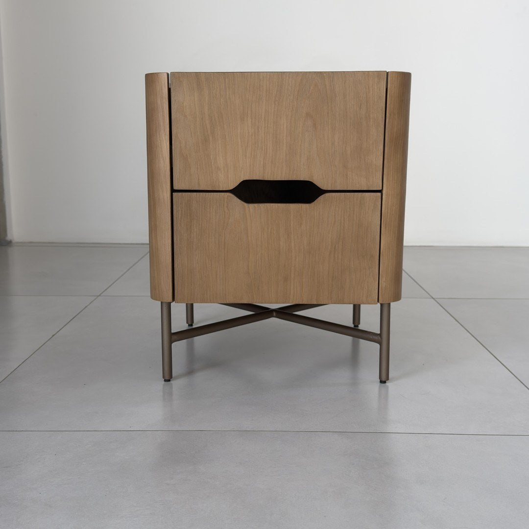 Mesa de cabeceira de duas gavetas com pés metálicos e travessas em X, vista frontal