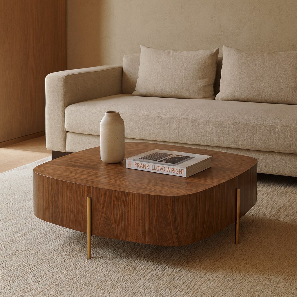 Mesa de centro quadrada de madeira em sala de estar com sofá, vaso decorativo e livro sobre o tampo
