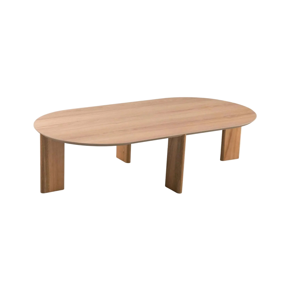 Mesa de centro oval com tampo amadeirado claro e quatro pés largos em placa, vista de três quartos
