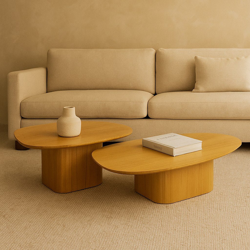 Mesa de centro de tampo oval e base de madeira em par, em sala de estar com sofá, vaso e livro