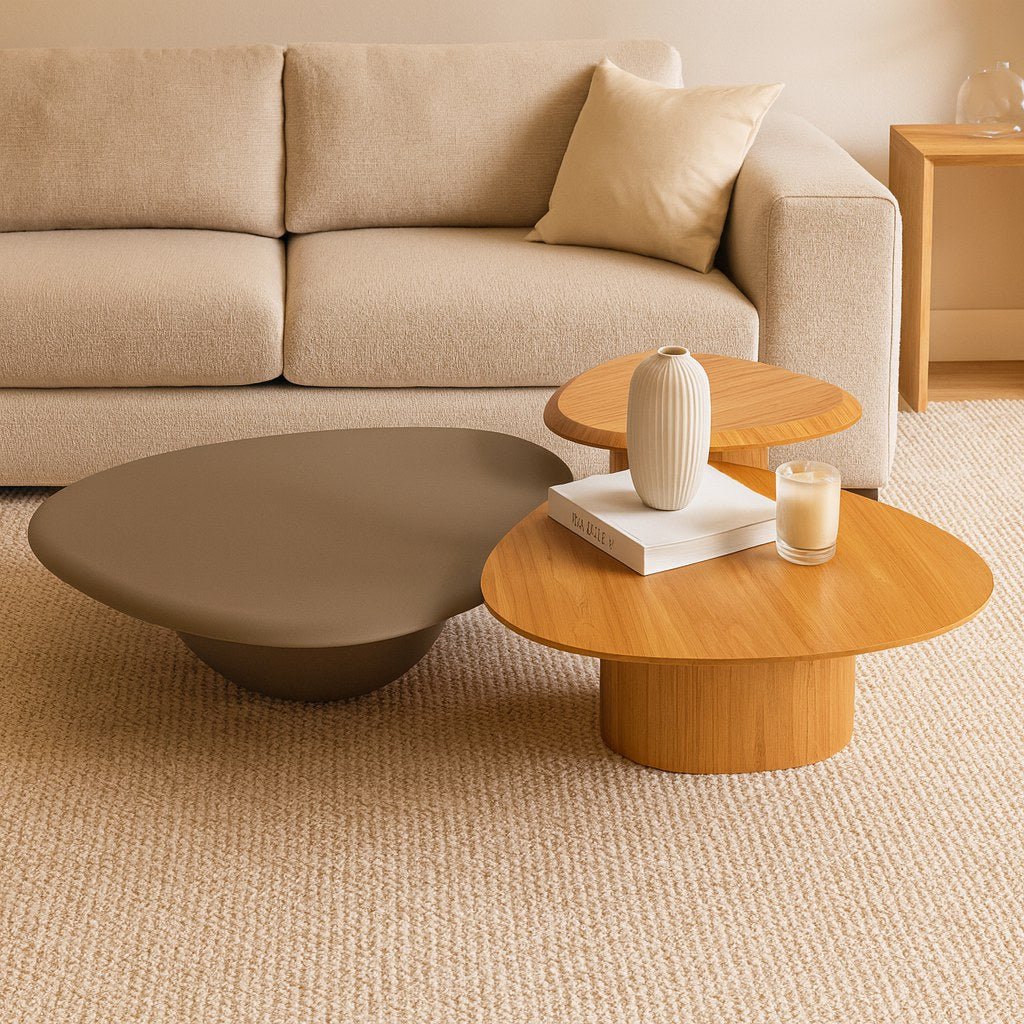 Mesa de centro de tampos orgânicos em níveis em sala de estar com sofá, vaso e livro