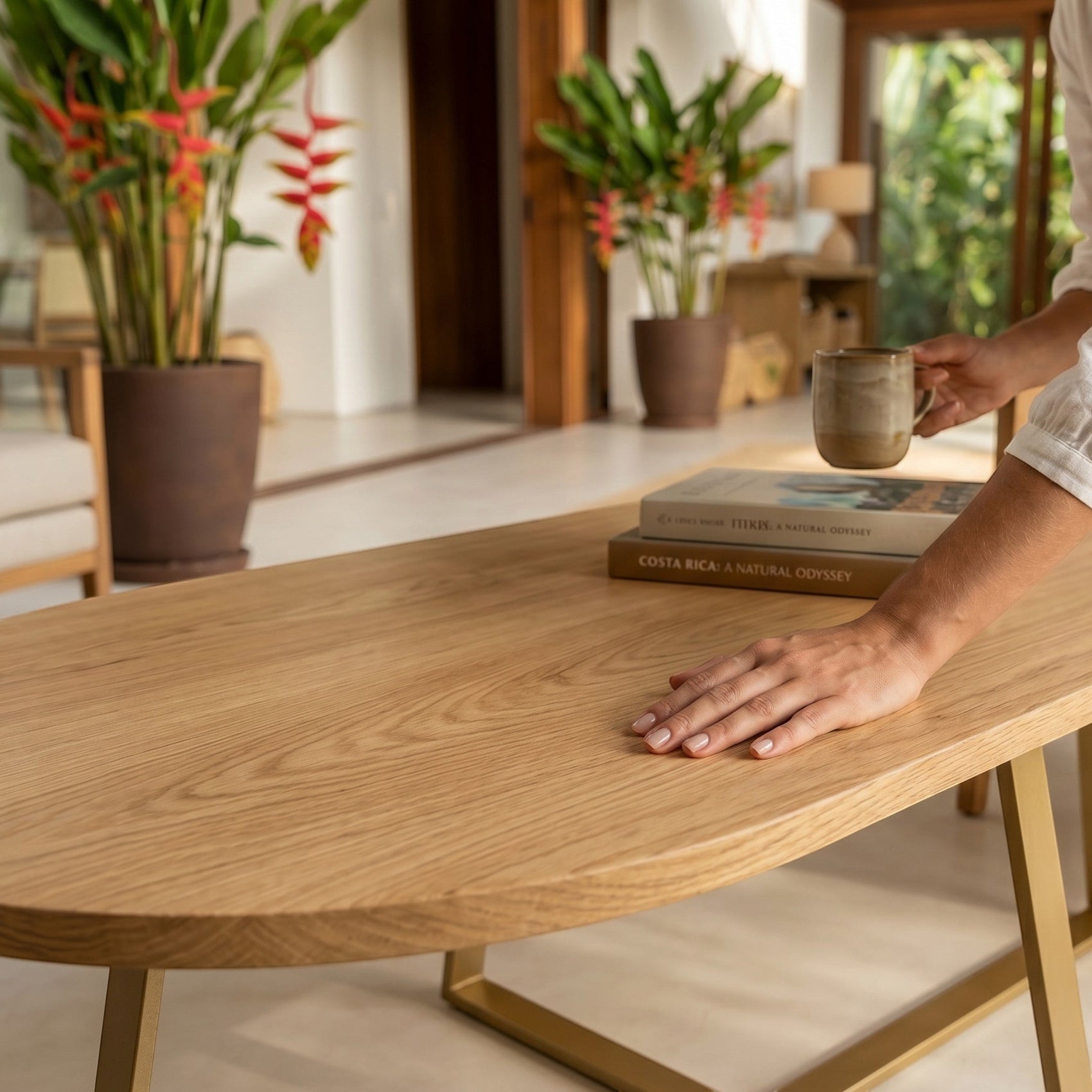 Mesa de centro de madeira clara com tampo liso para apoiar objetos