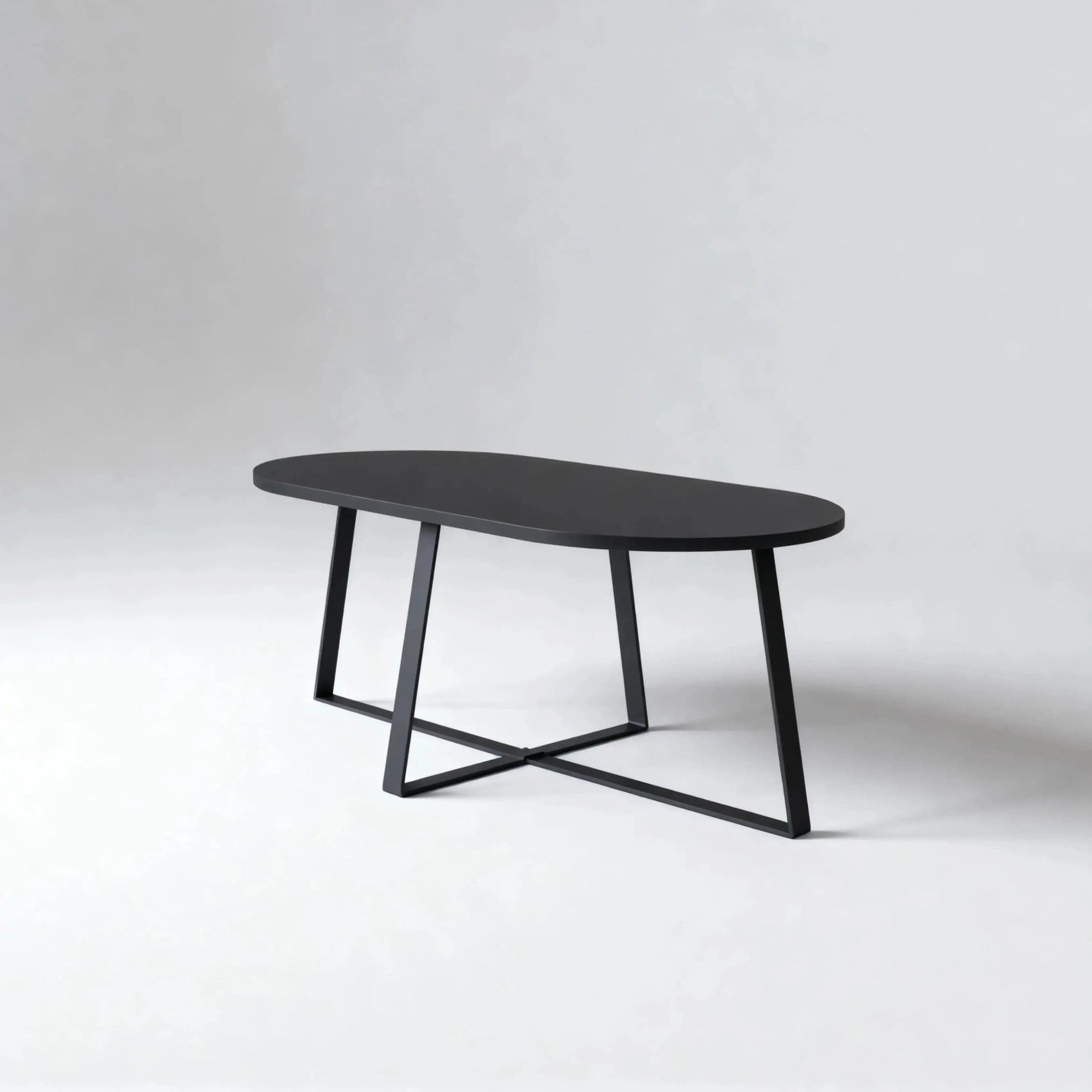 Mesa de centro oval preta com base metálica em X