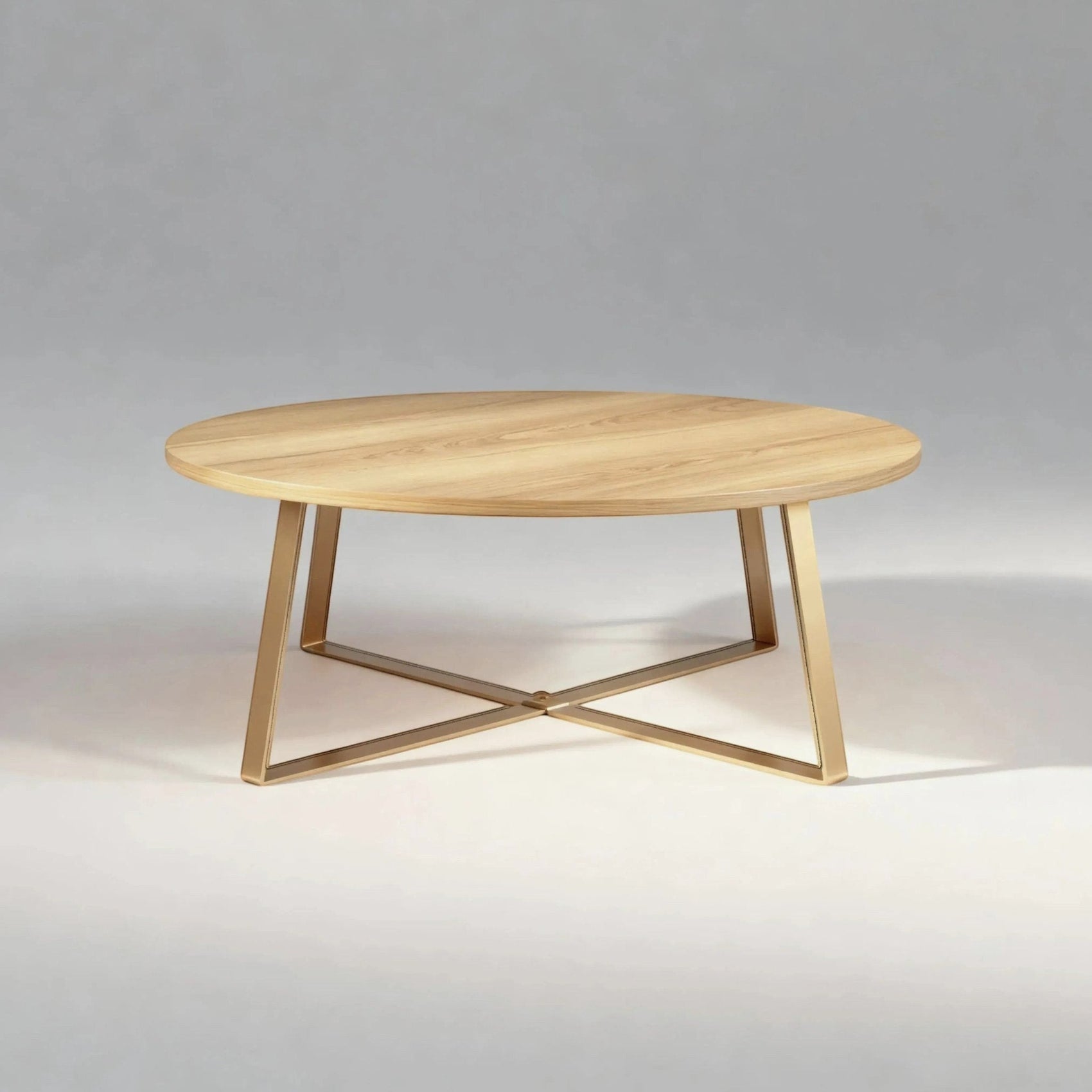 Mesa de centro redonda de madeira clara com base metálica dourada