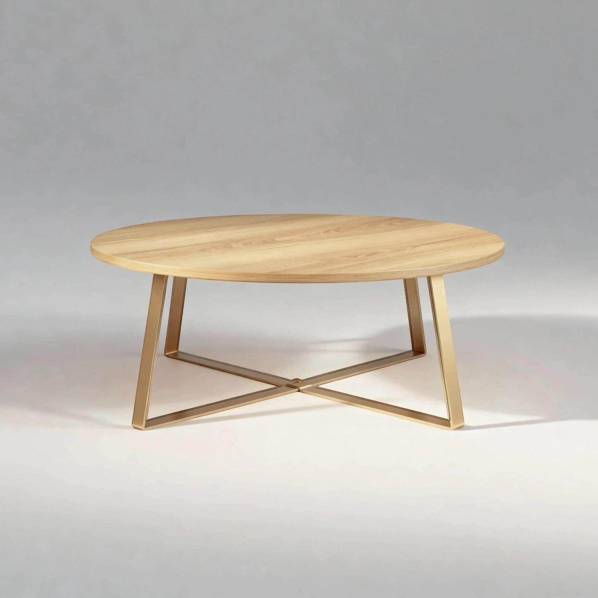 Mesa de centro redonda de madeira clara com base metálica dourada