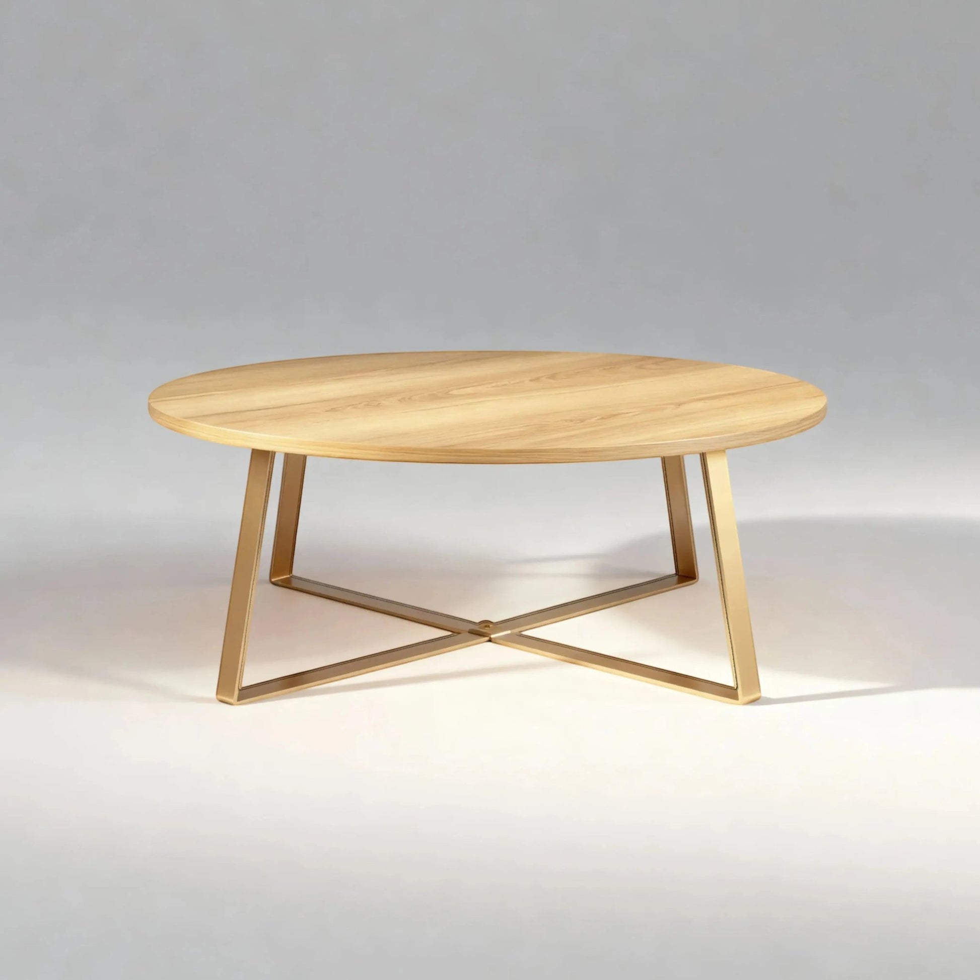 Mesa de centro redonda de madeira clara com estrutura metálica cruzada