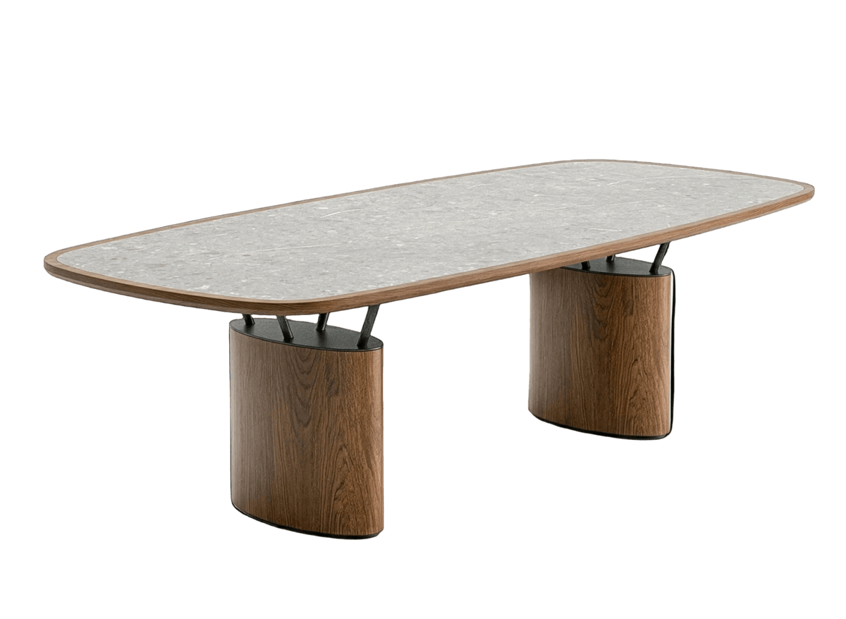 Mesa de jantar de tampo orgânico com borda de madeira sobre duas bases ovais de madeira com hastes inclinadas