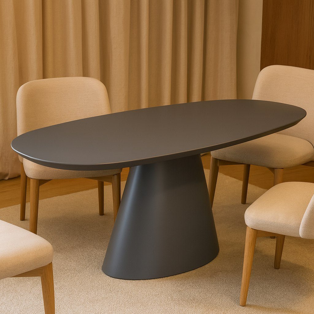 Mesa de jantar oval de tampo e base foscos em sala de jantar com cadeiras estofadas e cortina