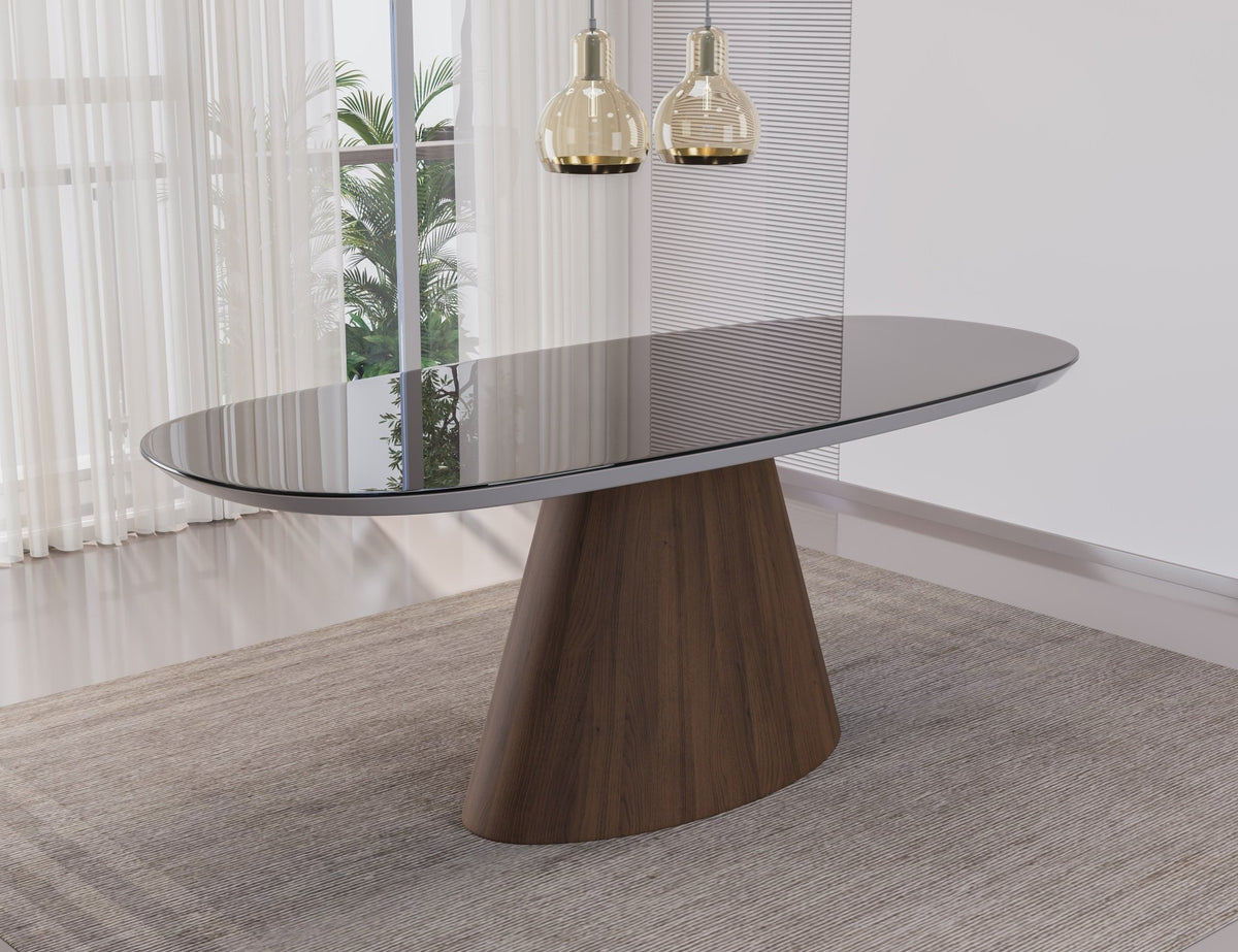 Mesa de jantar oval de tampo brilhante e base cônica de madeira em sala de jantar com pendentes e cortina