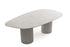 Mesa de jantar de tampo orgânico com textura de pedra sobre duas bases cilíndricas caneladas