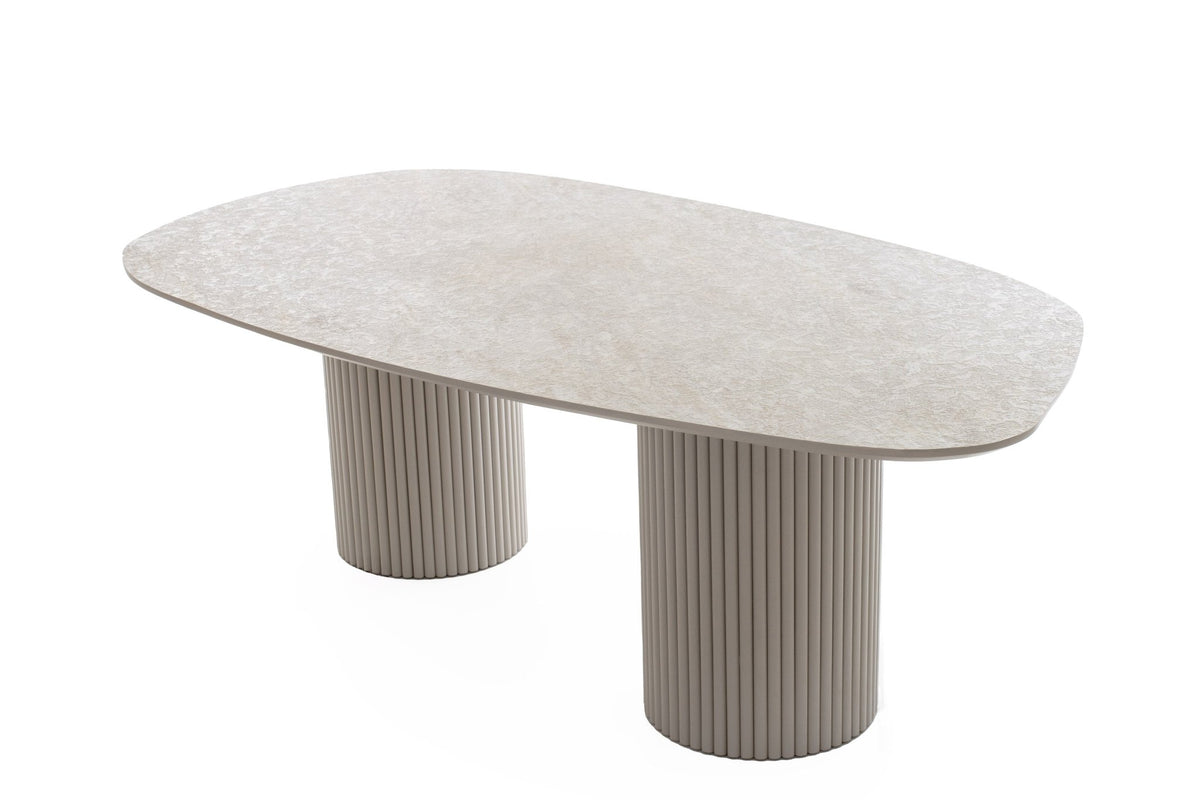 Mesa de jantar de contorno arredondado com bases caneladas, vista frontal
