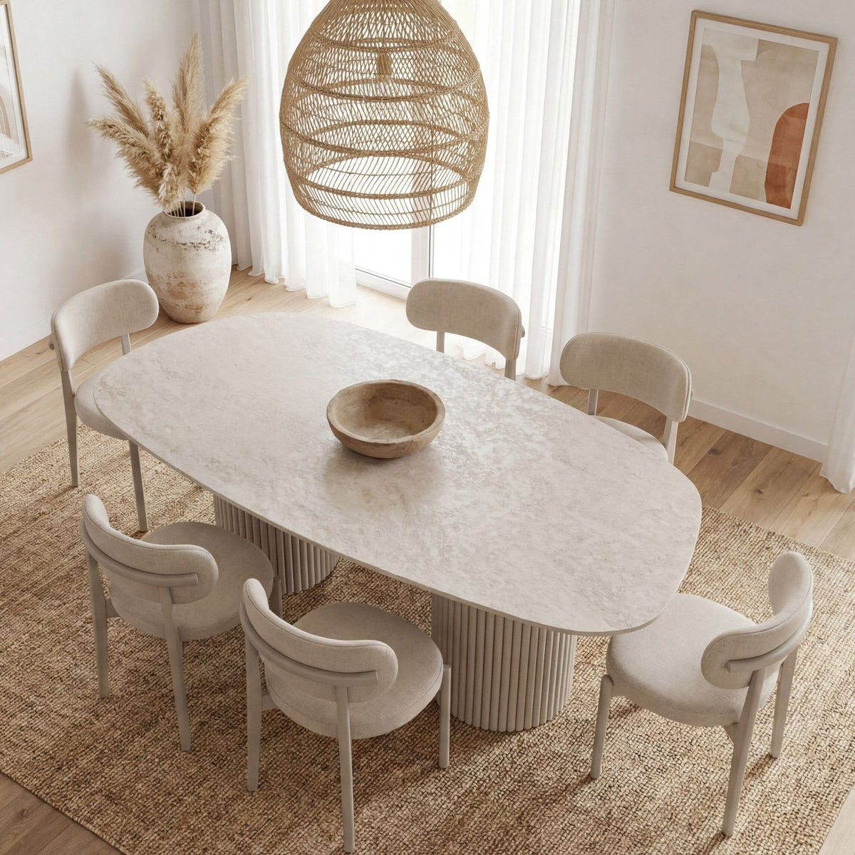 Mesa de jantar de bases caneladas em sala de jantar com cadeiras, pendente de fibra e vaso, vista superior