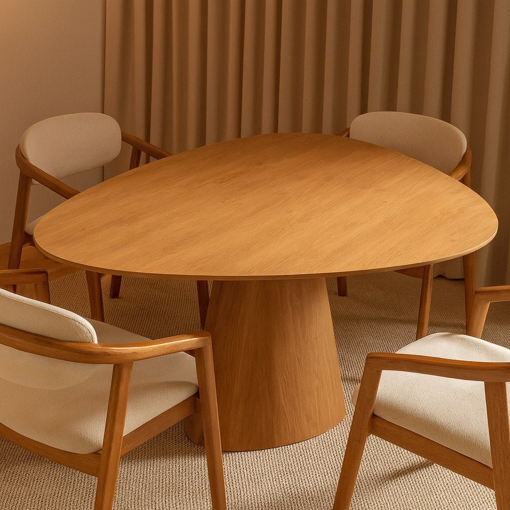 Mesa de jantar orgânica de madeira em sala de jantar com cadeiras de braço estofadas e cortina