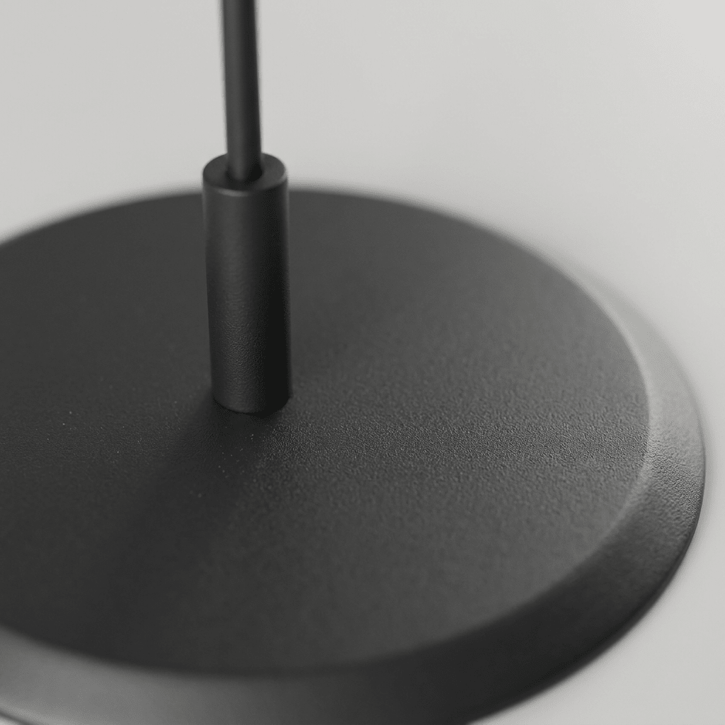 Detalhe da base circular pintada com o encaixe da haste de aço