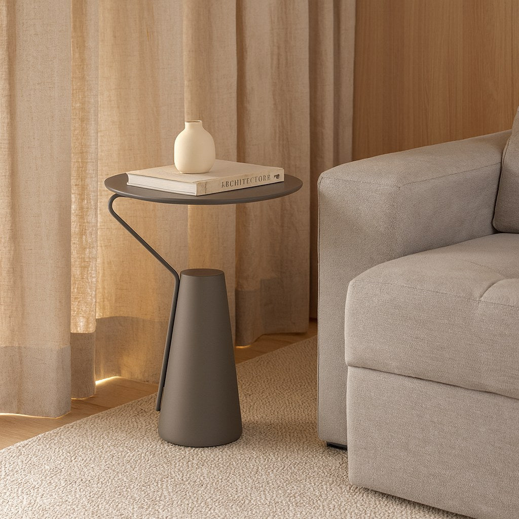 Mesa lateral pintada de base cônica em sala de estar com sofá, cortina e vaso sobre livro