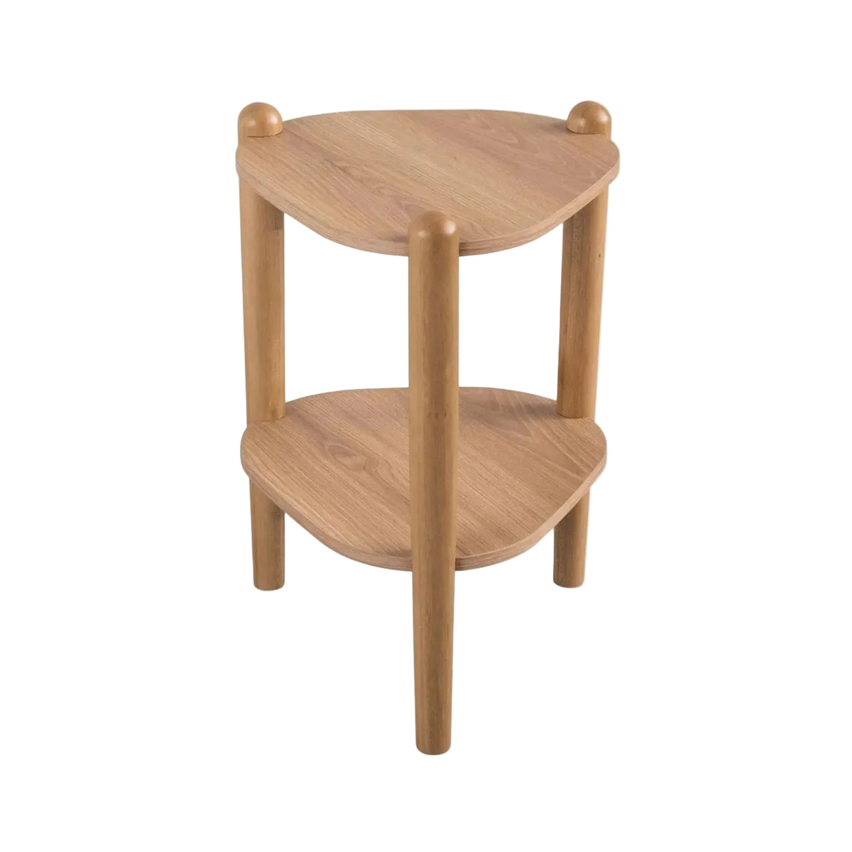 Mesa lateral de tampo triangular arredondado com prateleira inferior e três pés roliços, vista de três quartos