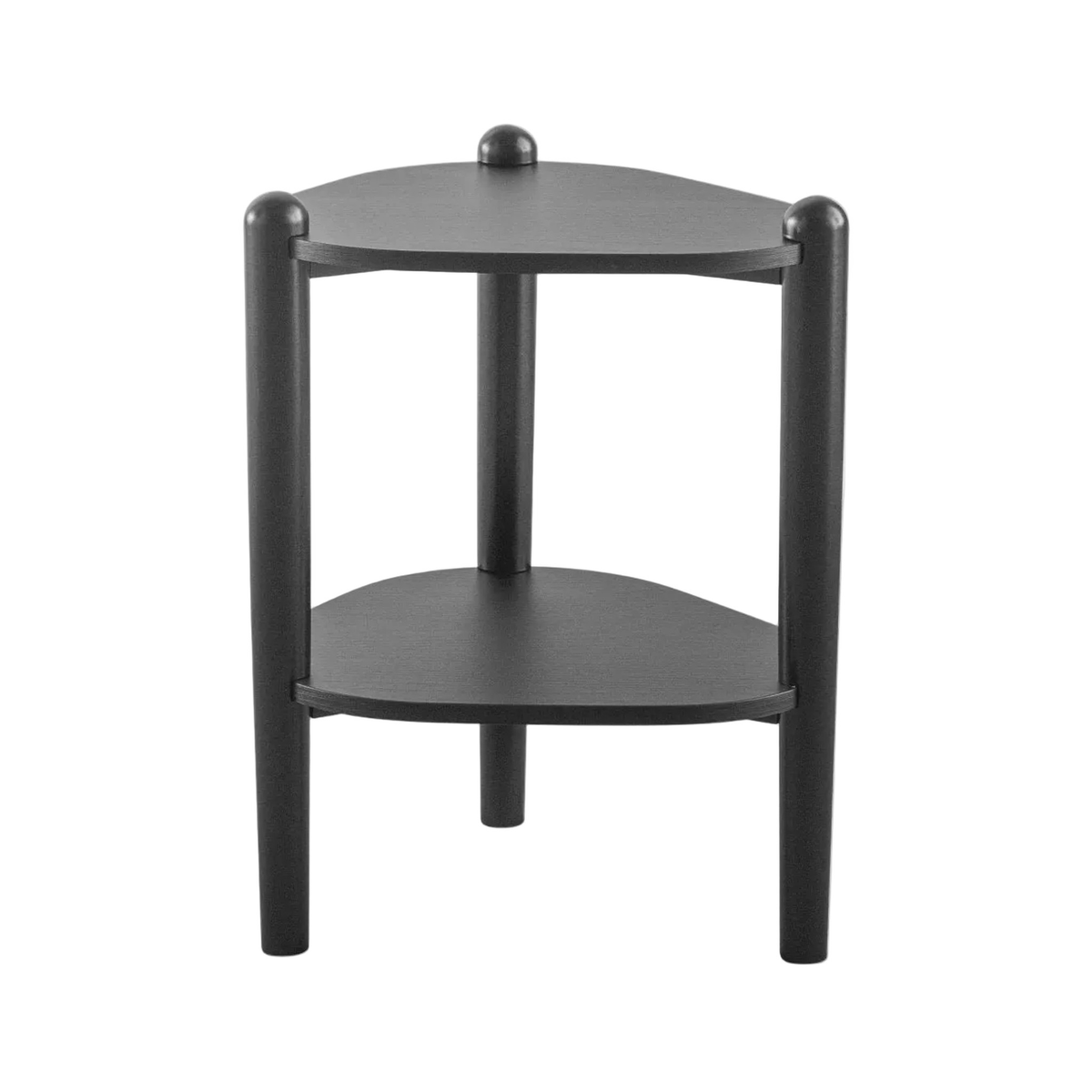 Mesa lateral de tampo triangular arredondado com prateleira inferior e três pés roliços, vista frontal