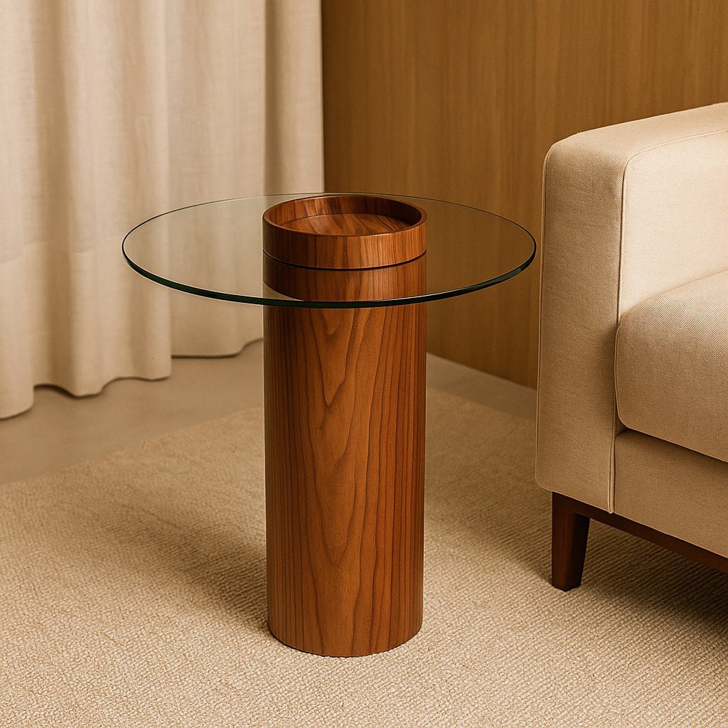 Mesa lateral de coluna de madeira e tampo de vidro em sala de estar com sofá, cortina e tapete