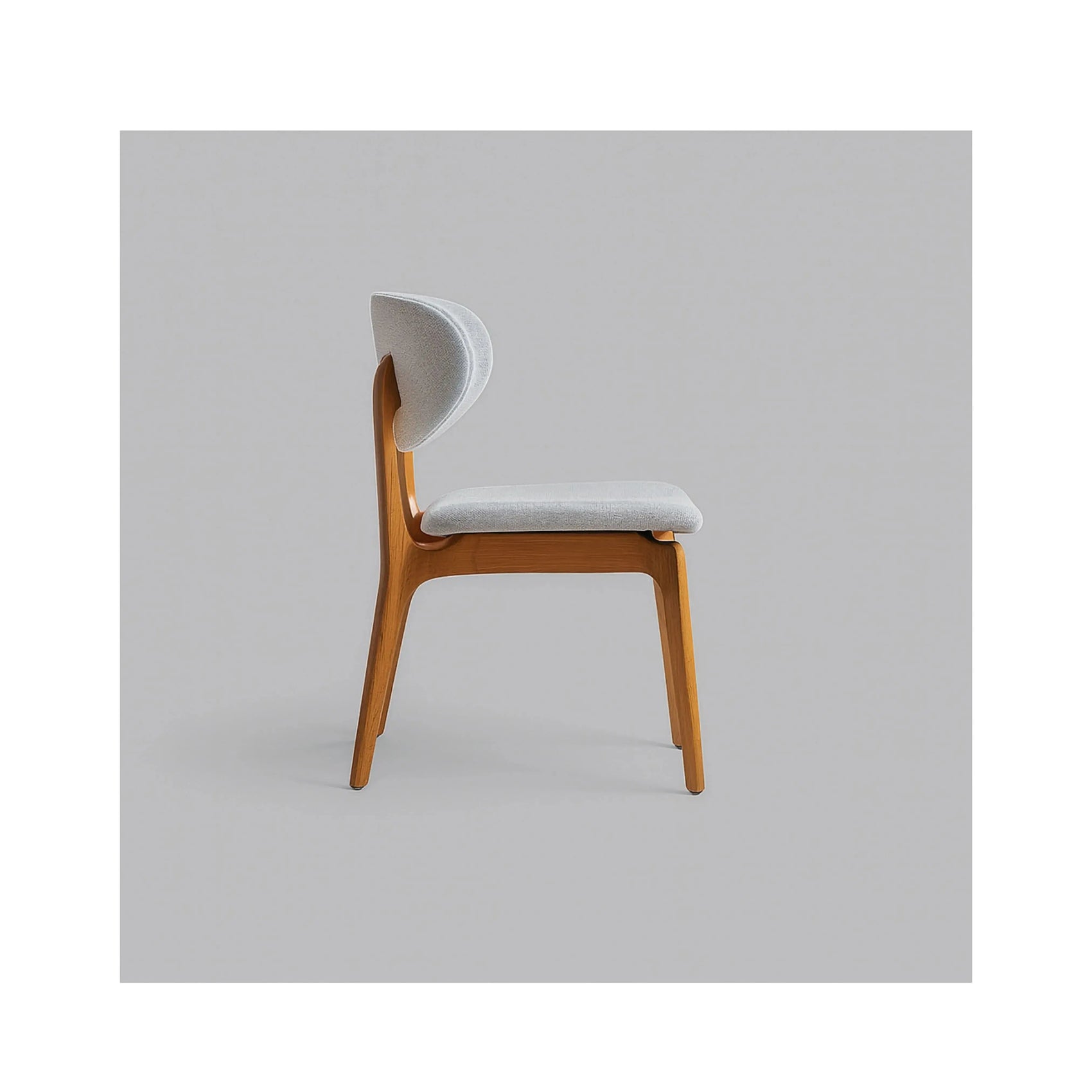Cadeira Nerone – cadeira de jantar com design imponente e linhas verticais marcantes