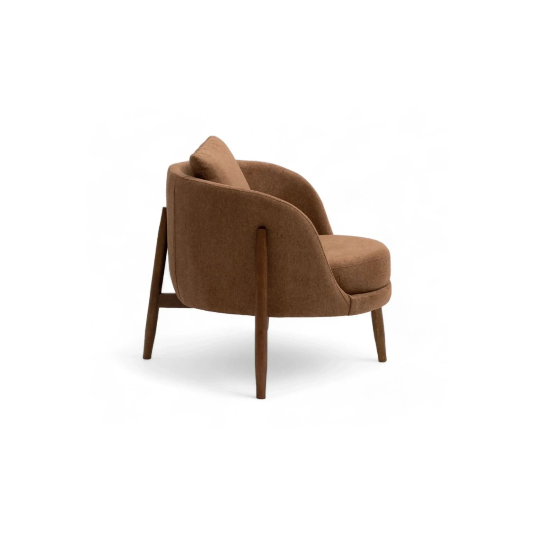 Poltrona Harmonia – frame curvo de madeira exposto com estofado amplo em tecido caramelo