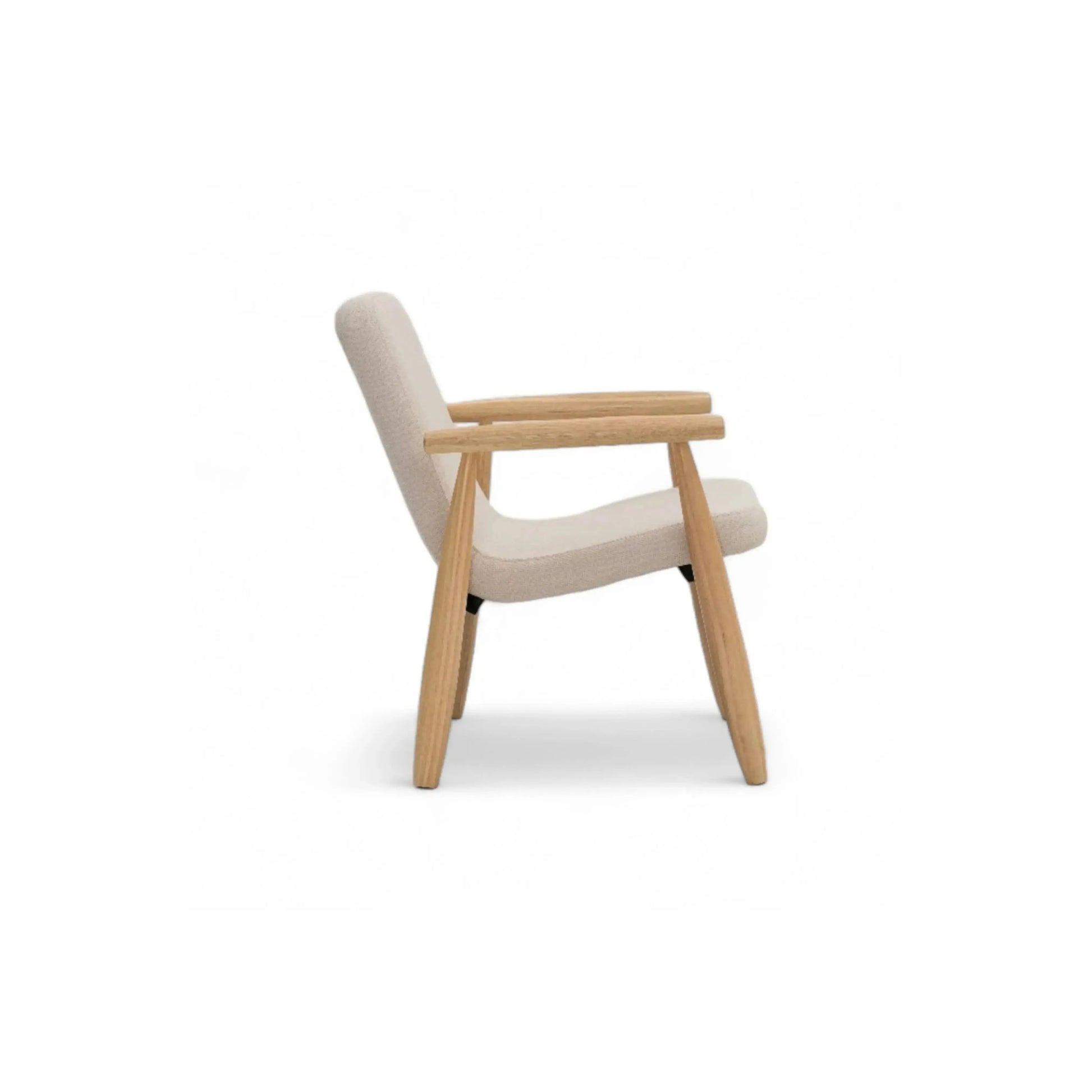 Poltrona Nalah – design escandinavo com braços em madeira natural e estofado bouclé creme