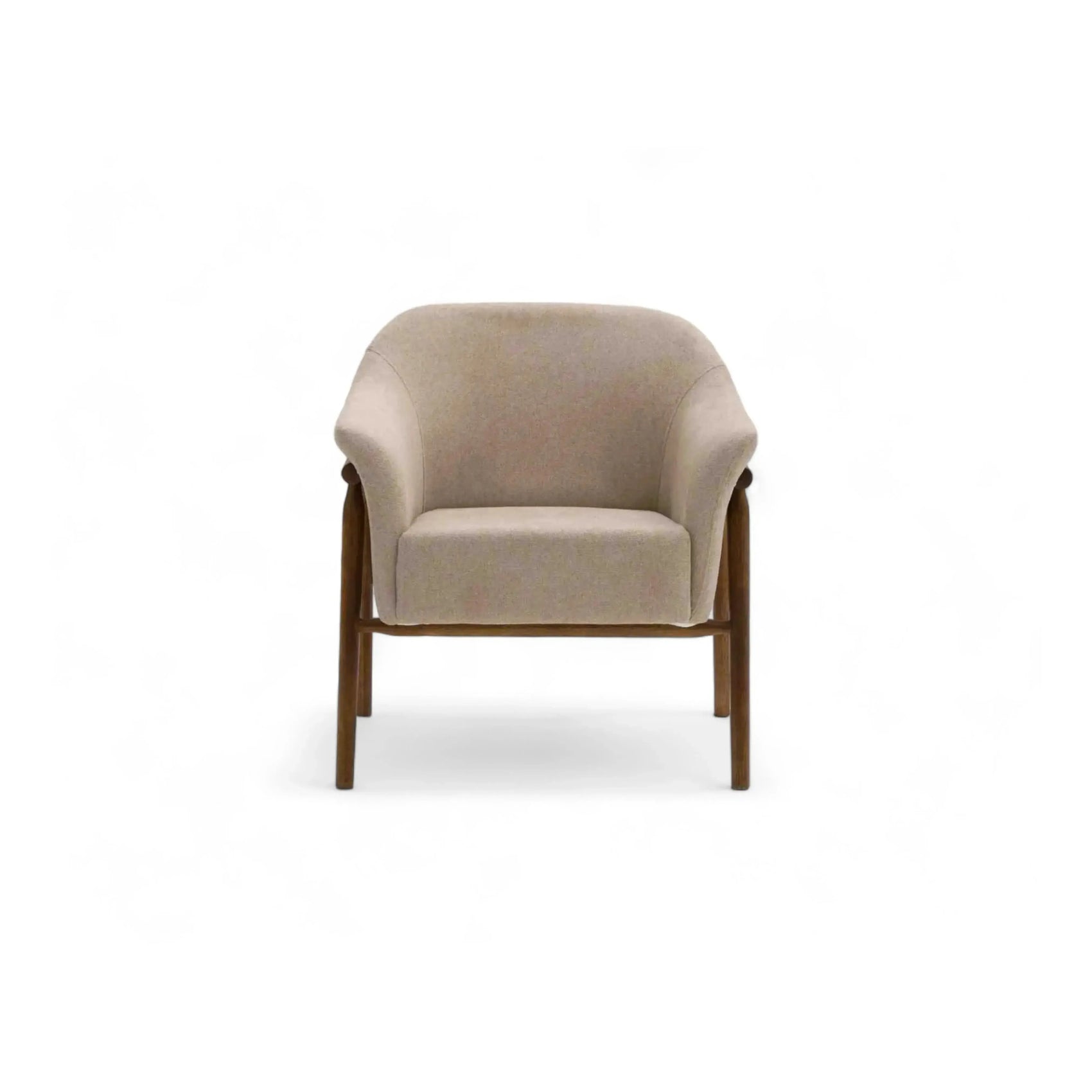Poltrona Dave – frame externo em madeira nogueira com estofado off-white envolvente
