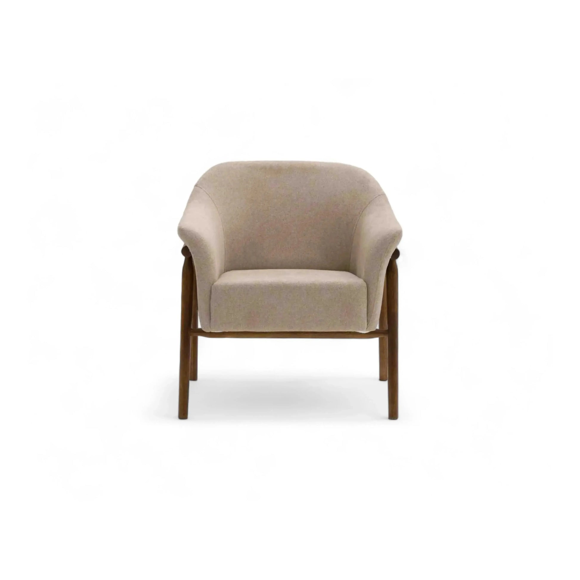 Poltrona Dave – frame externo em madeira nogueira com estofado off-white envolvente