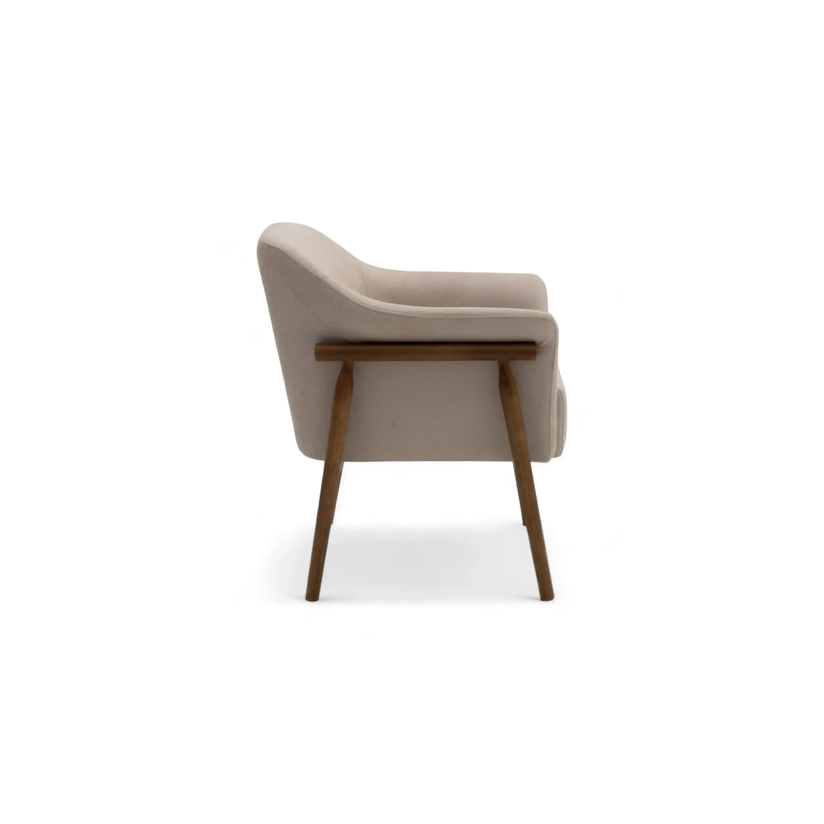 Poltrona Dave – frame externo em madeira nogueira com estofado off-white envolvente