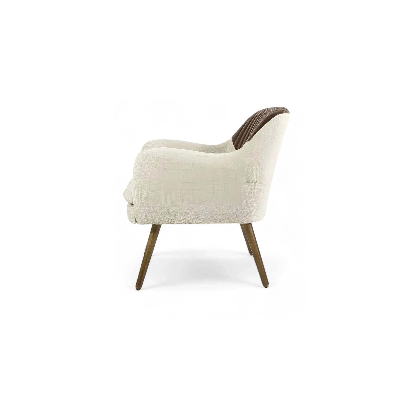Poltrona Joel – estofado off-white com detalhe em couro marrom capitonado e pernas de madeira