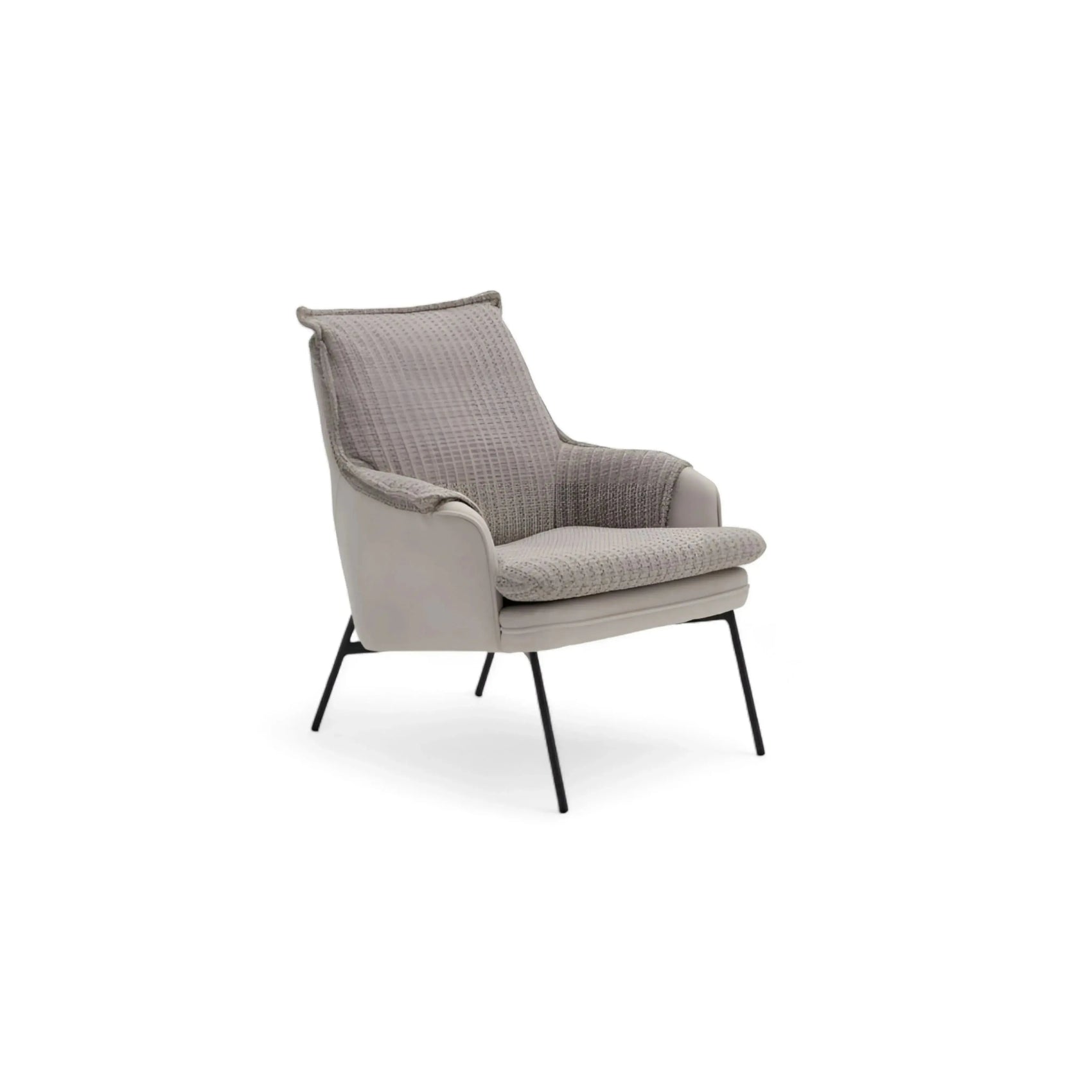 Poltrona Maeve – encosto alto em tecido bouclé cinza claro com pernas finas de metal preto