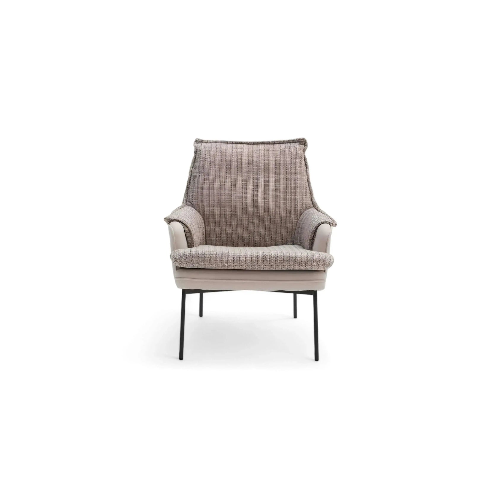 Poltrona Maeve – encosto alto em tecido bouclé cinza claro com pernas finas de metal preto