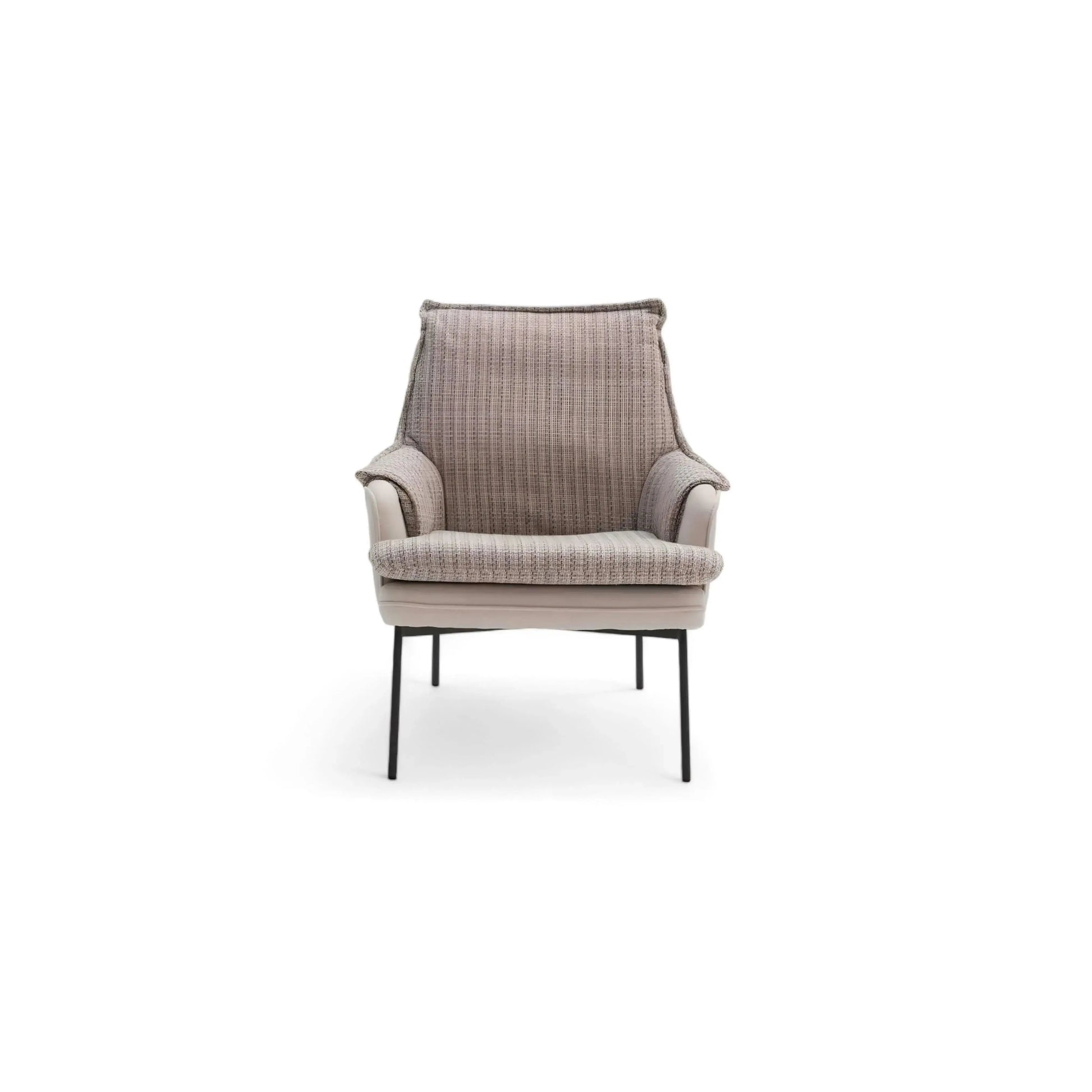 Poltrona Maeve – encosto alto em tecido bouclé cinza claro com pernas finas de metal preto