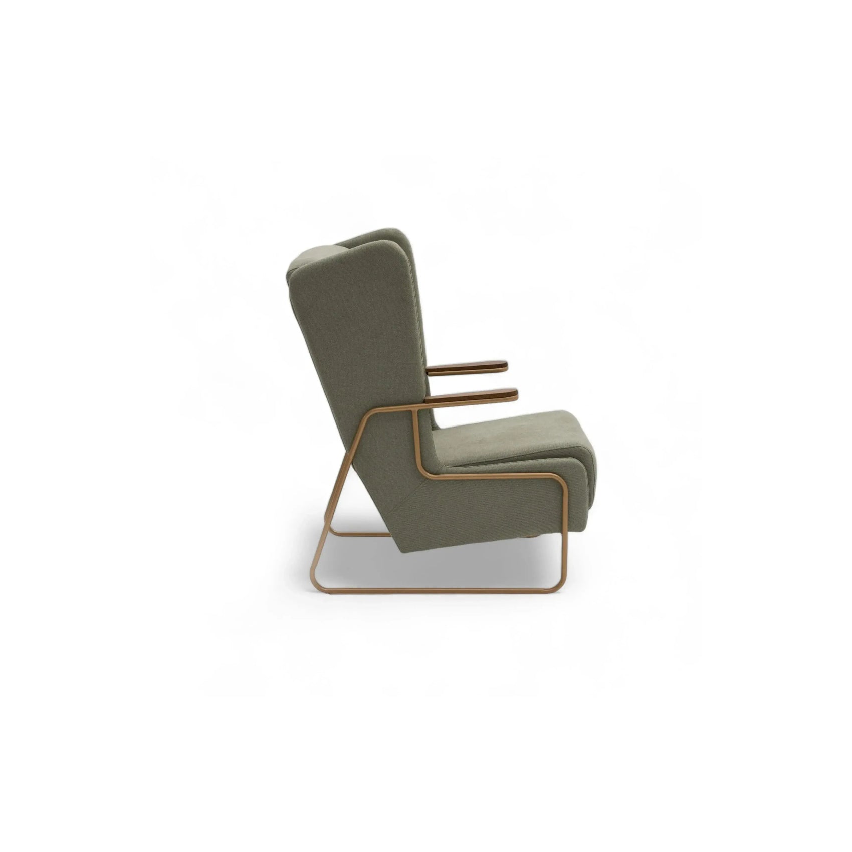Poltrona Serenity – wingback em tecido verde sage com frame metálico rosé e puff incluso