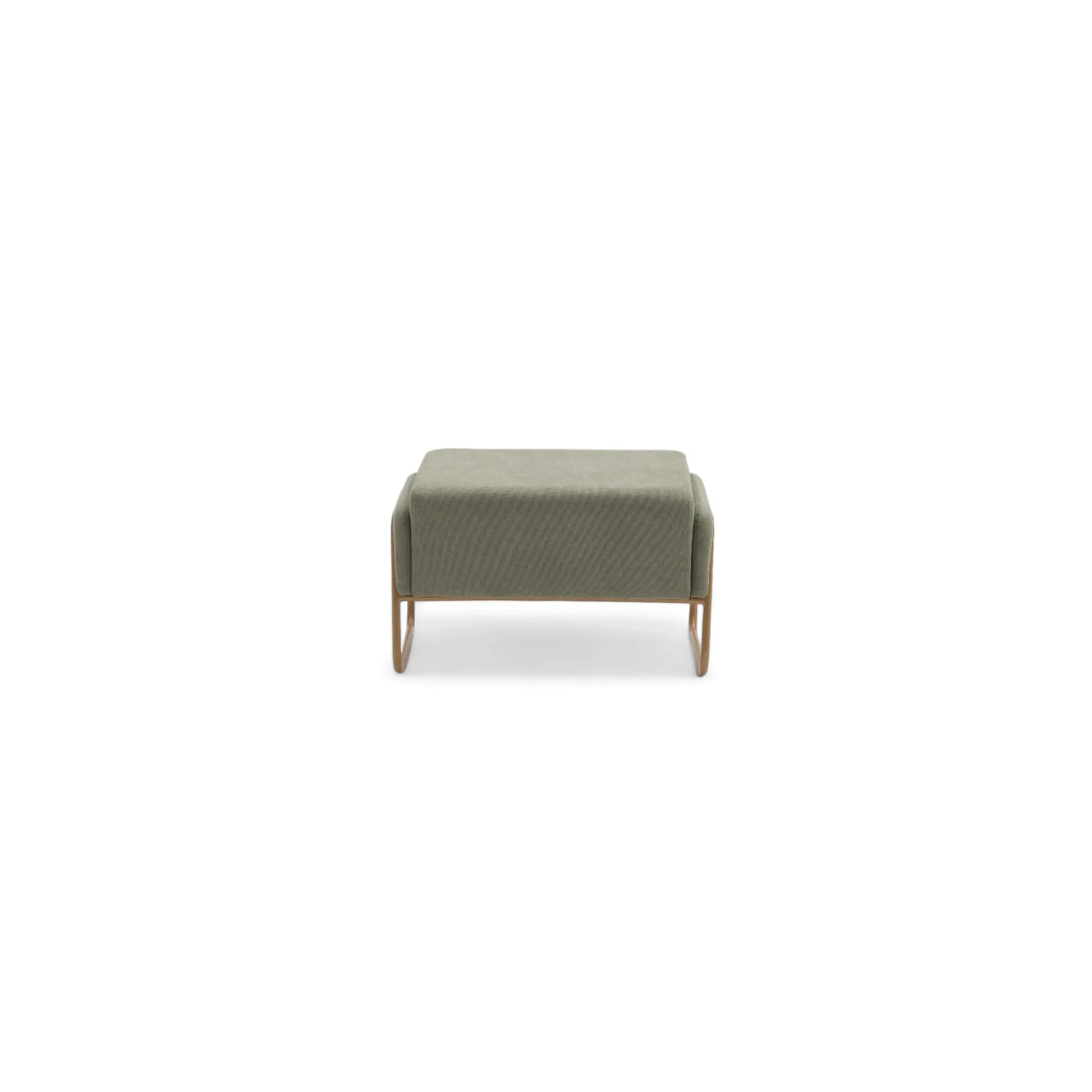 Poltrona Serenity – wingback em tecido verde sage com frame metálico rosé e puff incluso