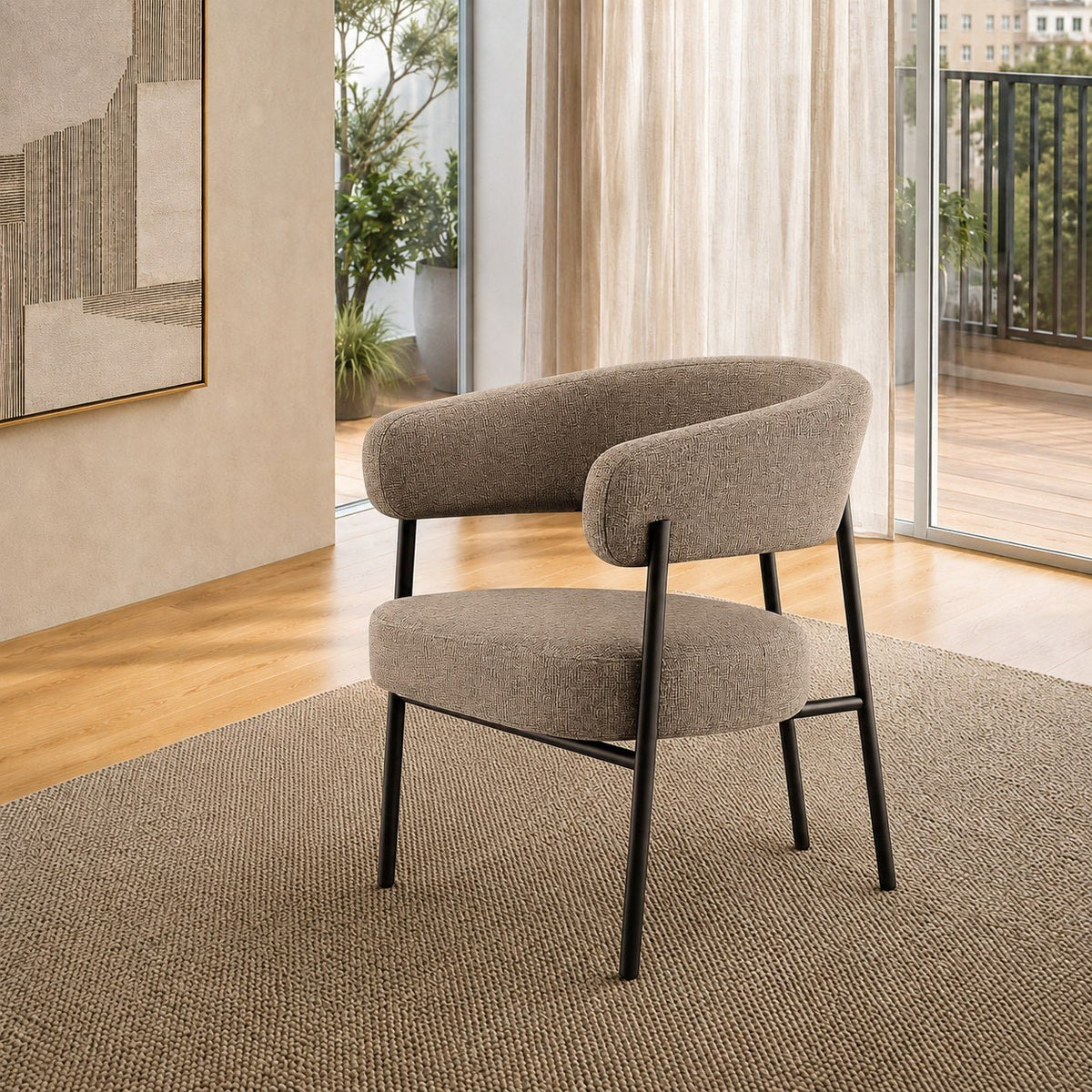Poltrona de encosto curvo em sala de estar com tapete de fibra natural, cortina e porta de vidro para a varanda