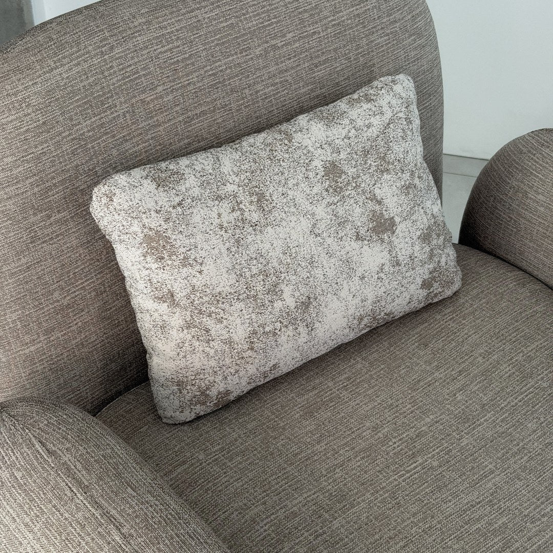 Detalhe do assento em tecido texturizado com almofada decorativa estampada